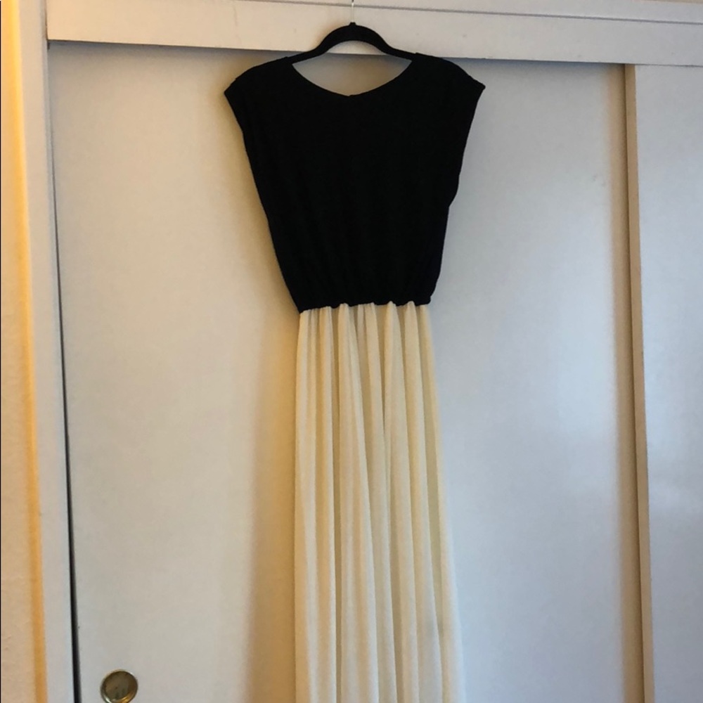 Alice + Olivia open back black & white maxi sizeXS
